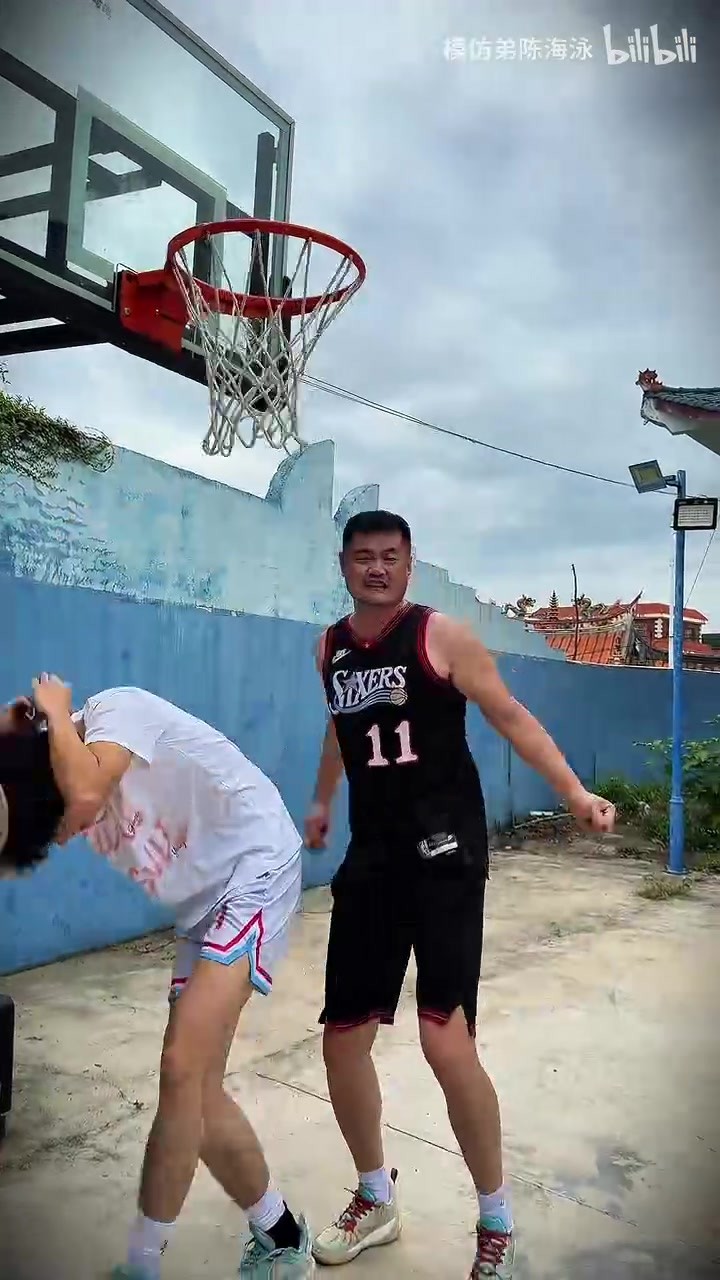 假如姚明和詹姆斯当队友会怎么样?网友:那就是乔丹+皮蓬😆